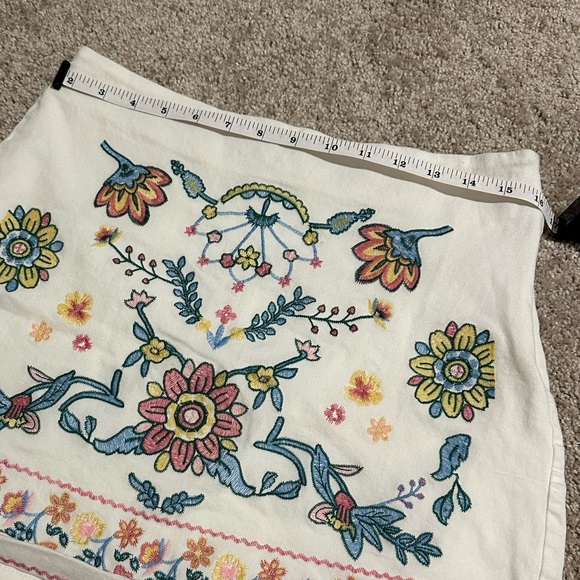 Blu Pepper White Flower Embroidered Mini Skirt with Liner | Size Medium - Picture 2 of 5